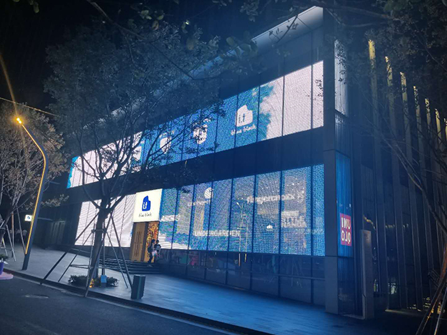 深圳P50格柵透明屏項(xiàng)目由上海智彩科技設(shè)計(jì)、安裝