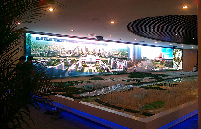 江蘇鹽城汽車商貿(mào)城展館P5室內(nèi)全彩LED顯示屏由上海智彩科技設(shè)計(jì)、安裝